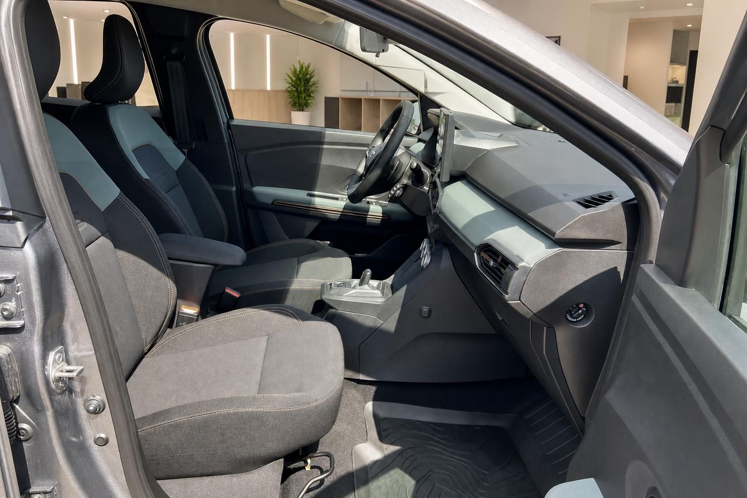 Fahrzeug-Innenraum mit grauen Stoffsitzen und moderner Ausstattung im Autohaus Showroom