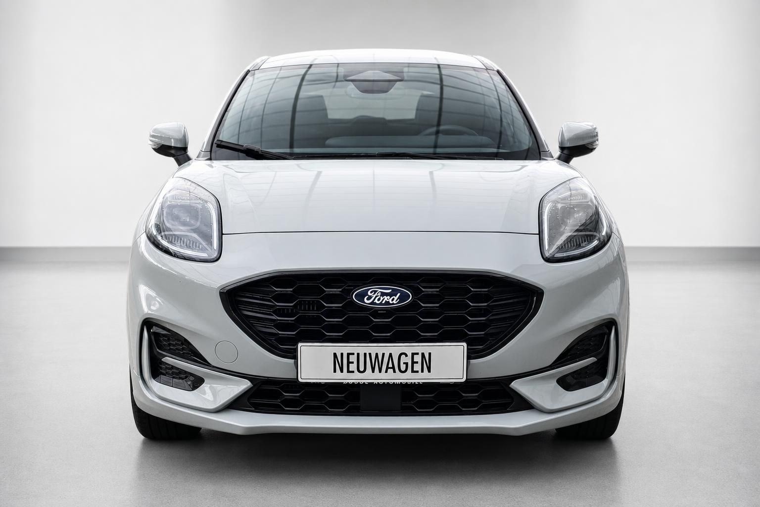 Ford Puma Frontansicht in Silber mit markantem Kuehlergrill