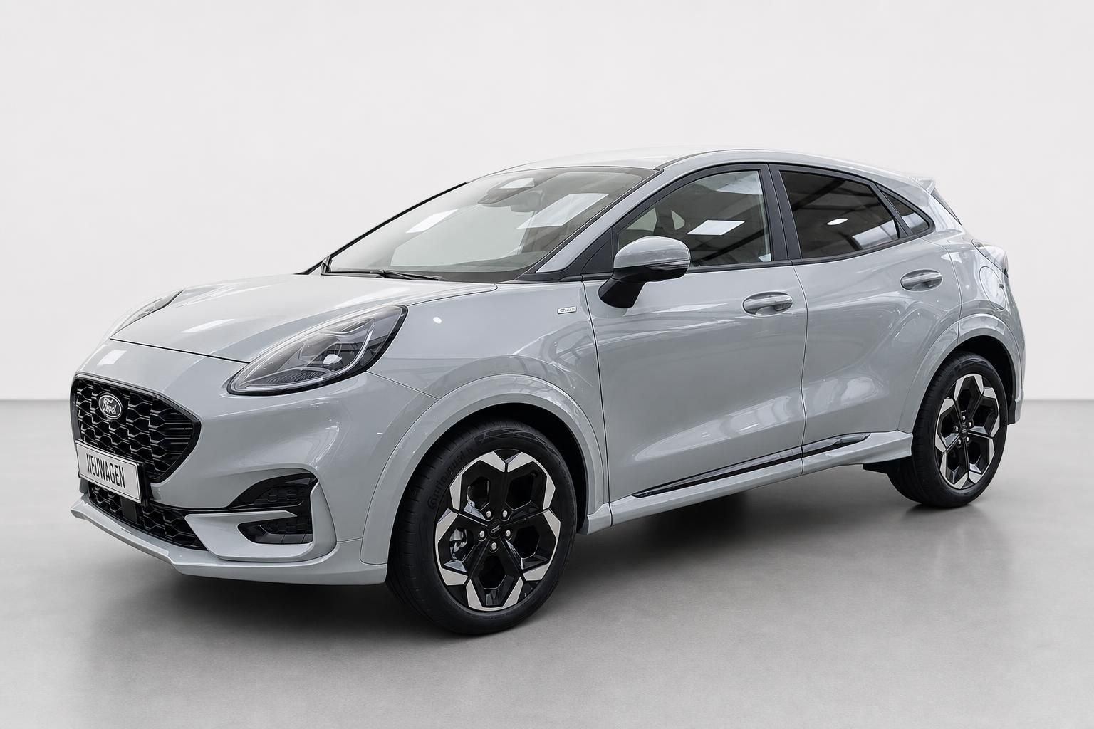 Ford Puma silber Frontansicht seitlich im Autohaus