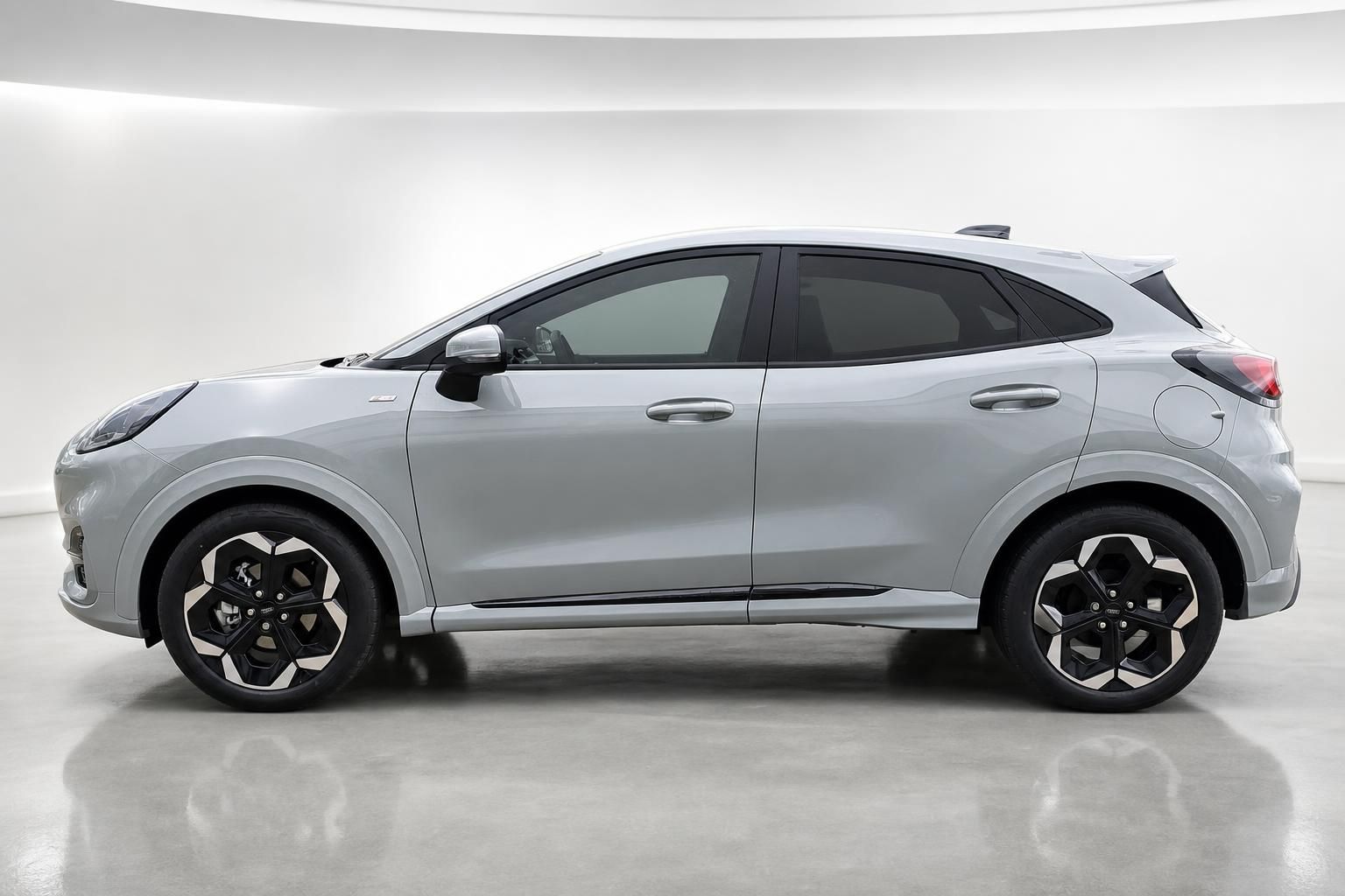 Ford Puma silber Seitenansicht mit Leichtmetallfelgen