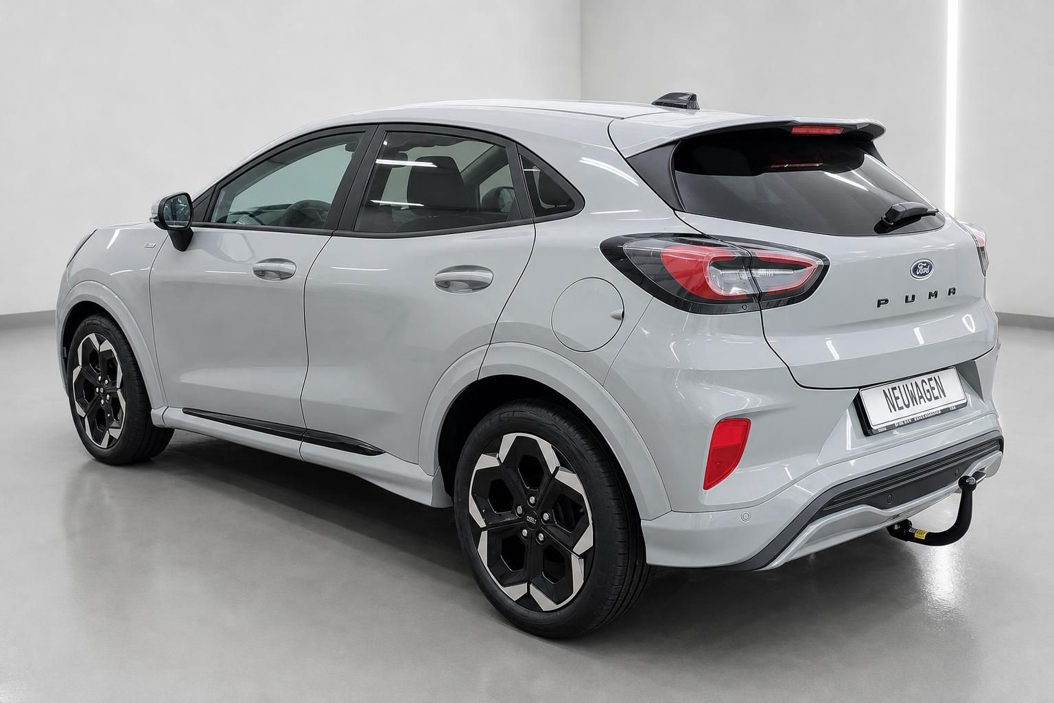 Ford Puma weiss Heckansicht schraeg mit Anhaengerkupplung