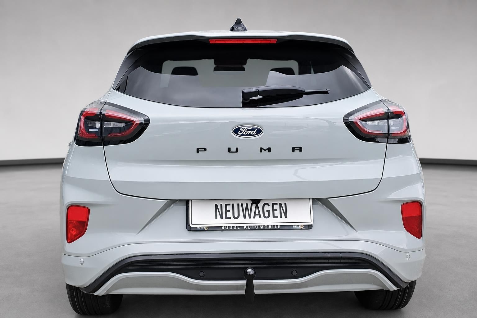 Ford Puma weiss Heckansicht mit Anhaengerkupplung