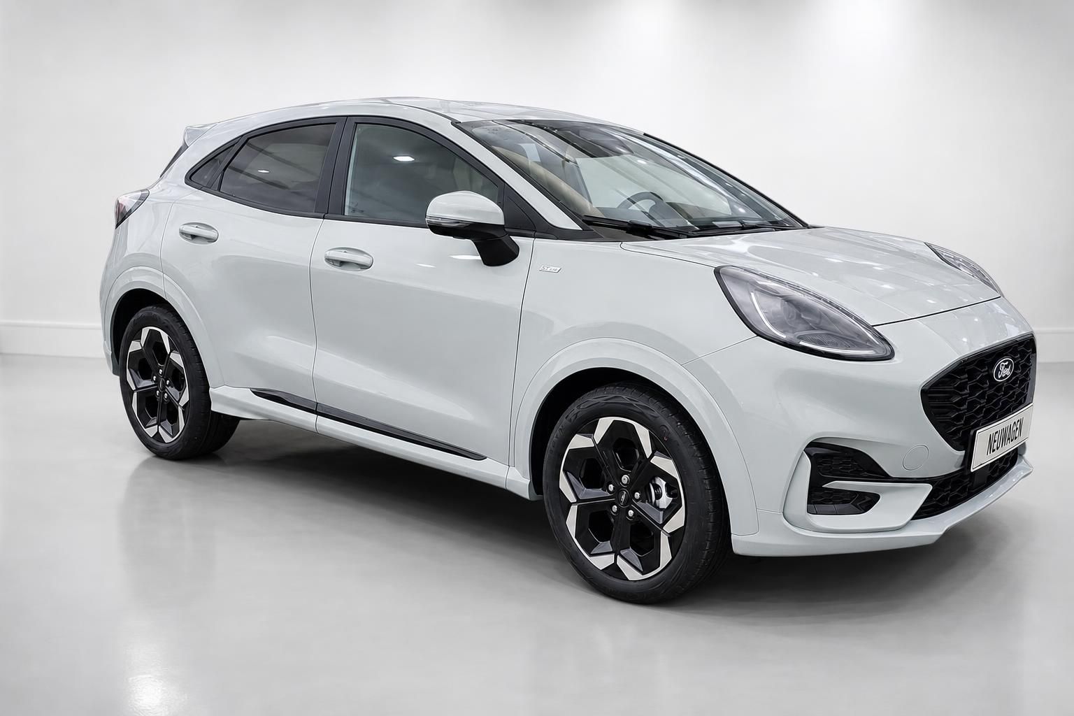 Ford Puma in Silber, Frontansicht schräg im Studio