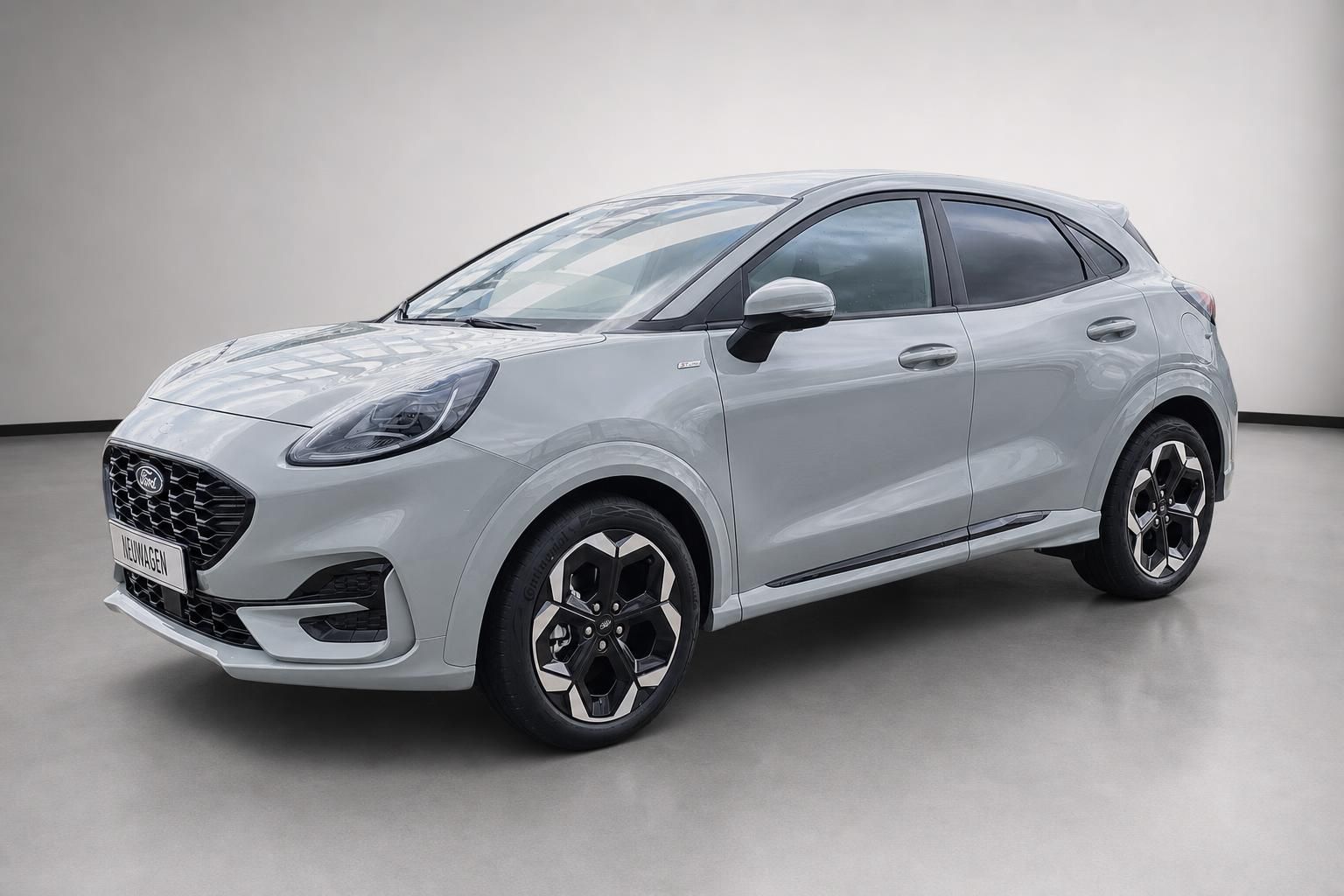 Ford Puma in Silber, Seitenansicht schräg vorne im Studio