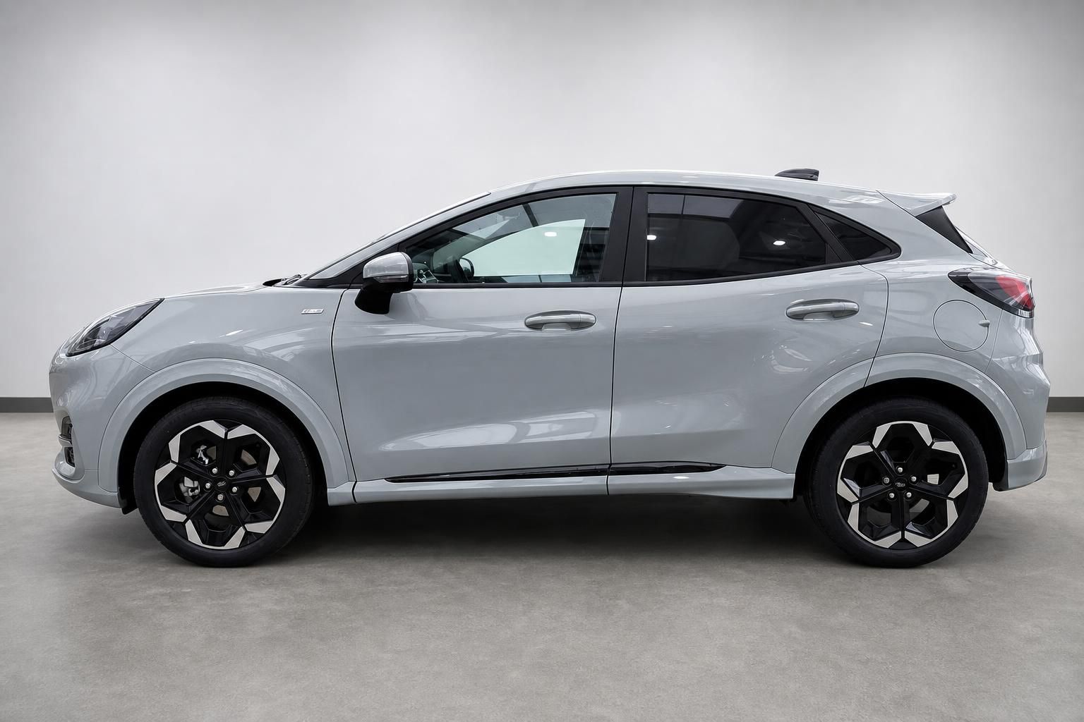 Ford Puma in Silber, Seitenansicht im Fotostudio