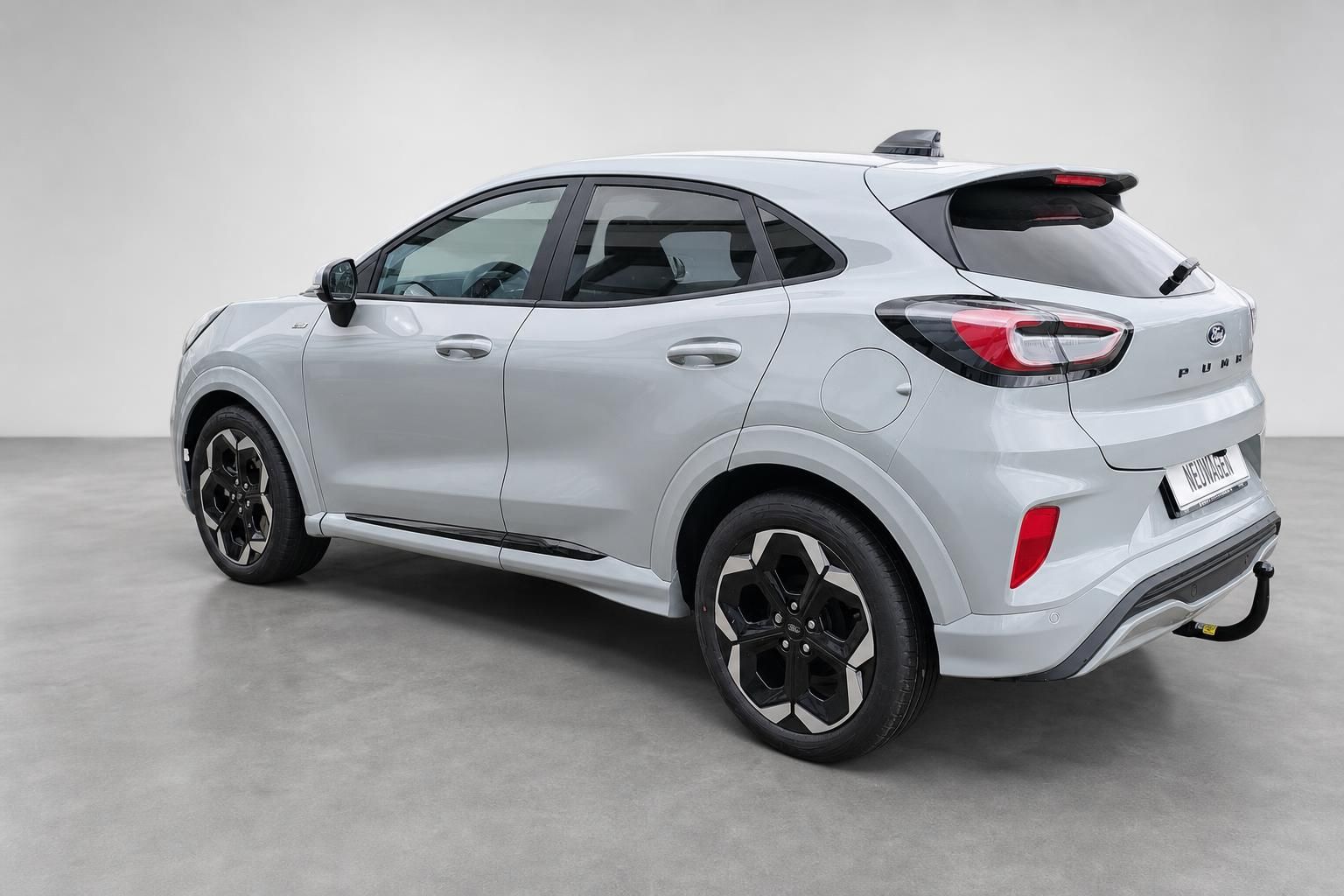 Ford Puma in Silber, Heckansicht schräg mit Anhängerkupplung