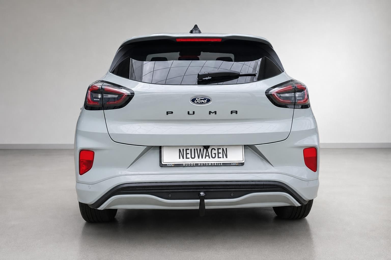 Ford Puma in Silber Heckansicht mit Anhaengerkupplung im Studio