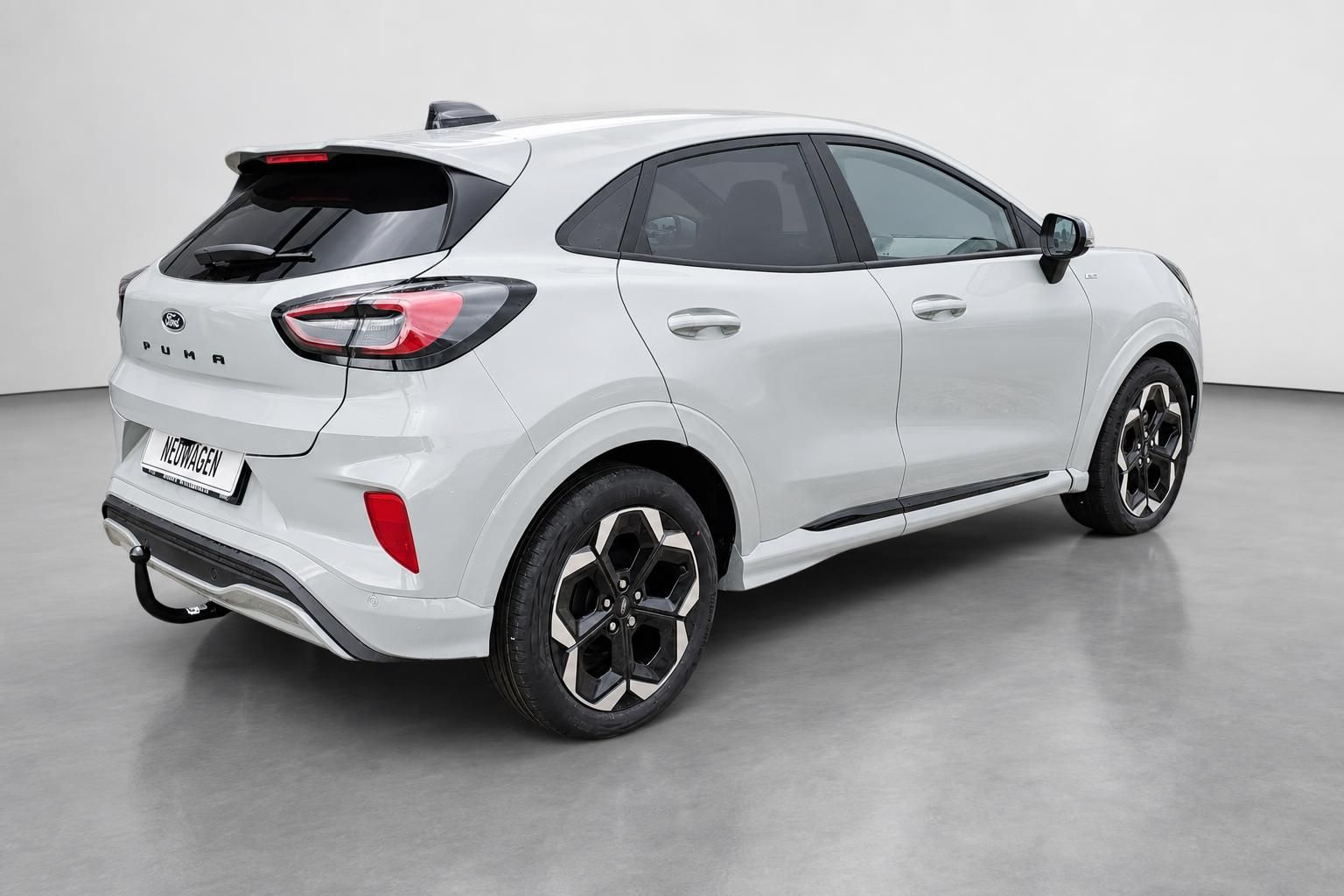 Ford Puma Silber Heckschraegansicht mit Anhaengerkupplung