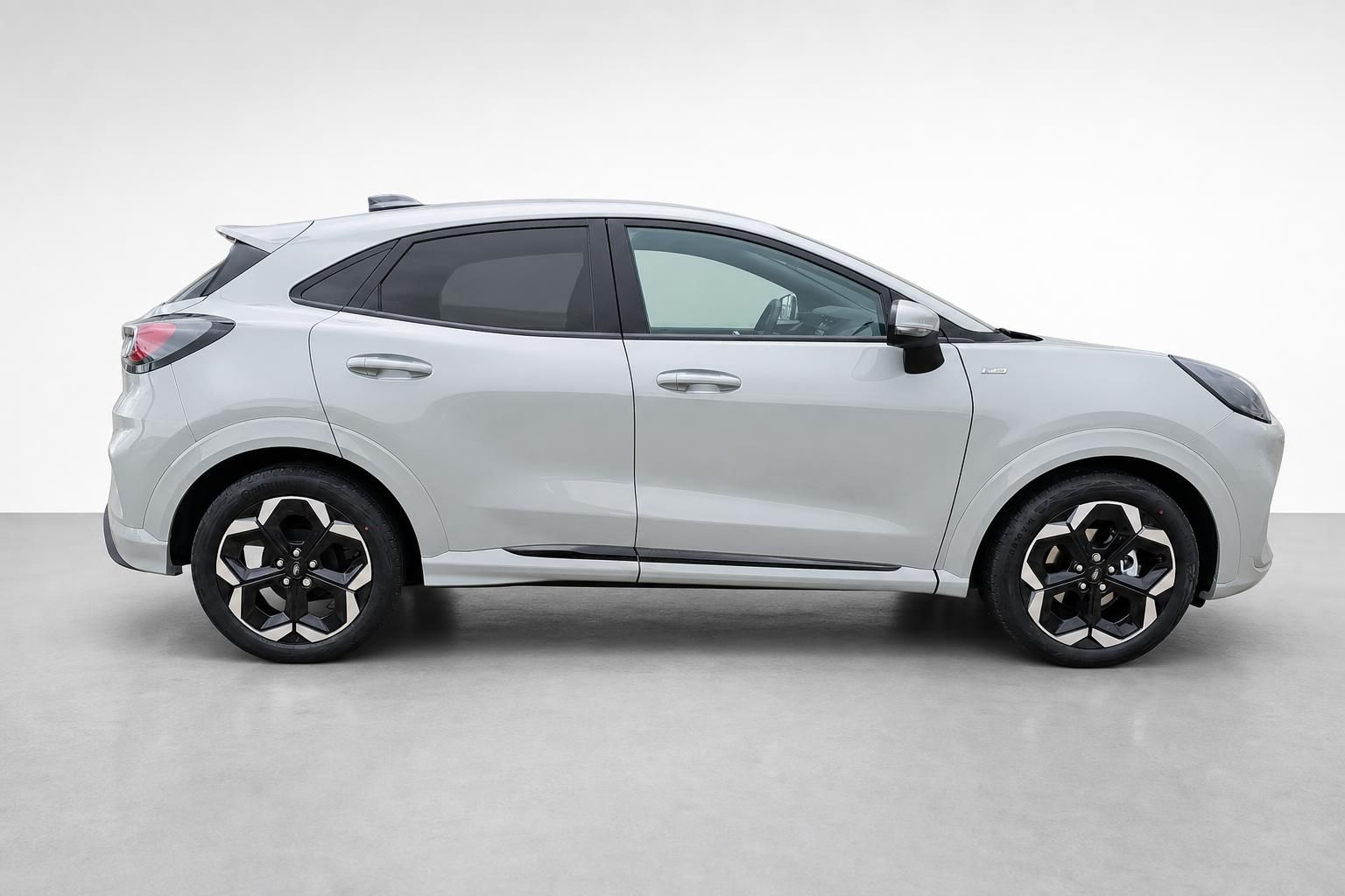 Ford Puma Silber Seitenansicht mit sportlichen Leichtmetallfelgen