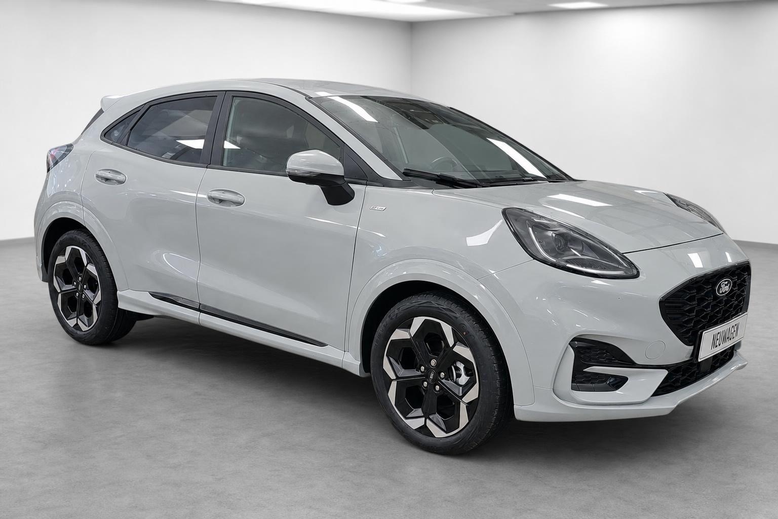 Ford Puma Silber Frontschraegansicht als Neuwagen im Autohaus