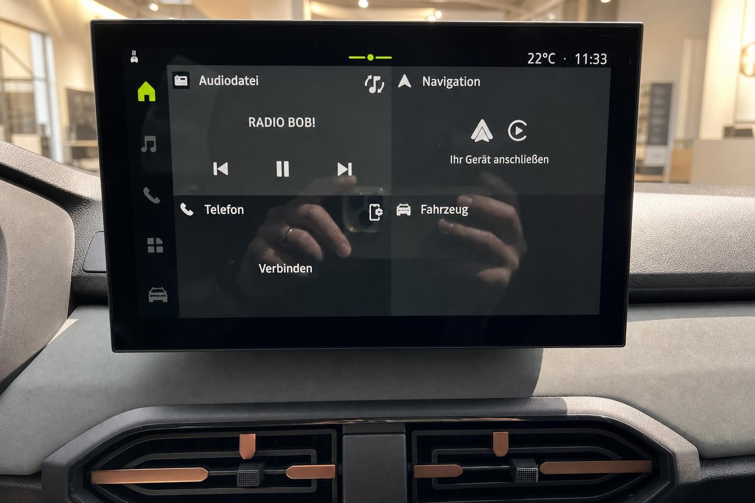 Fahrzeug-Infotainmentsystem mit Touchscreen zeigt Radio und Navigationsfunktionen