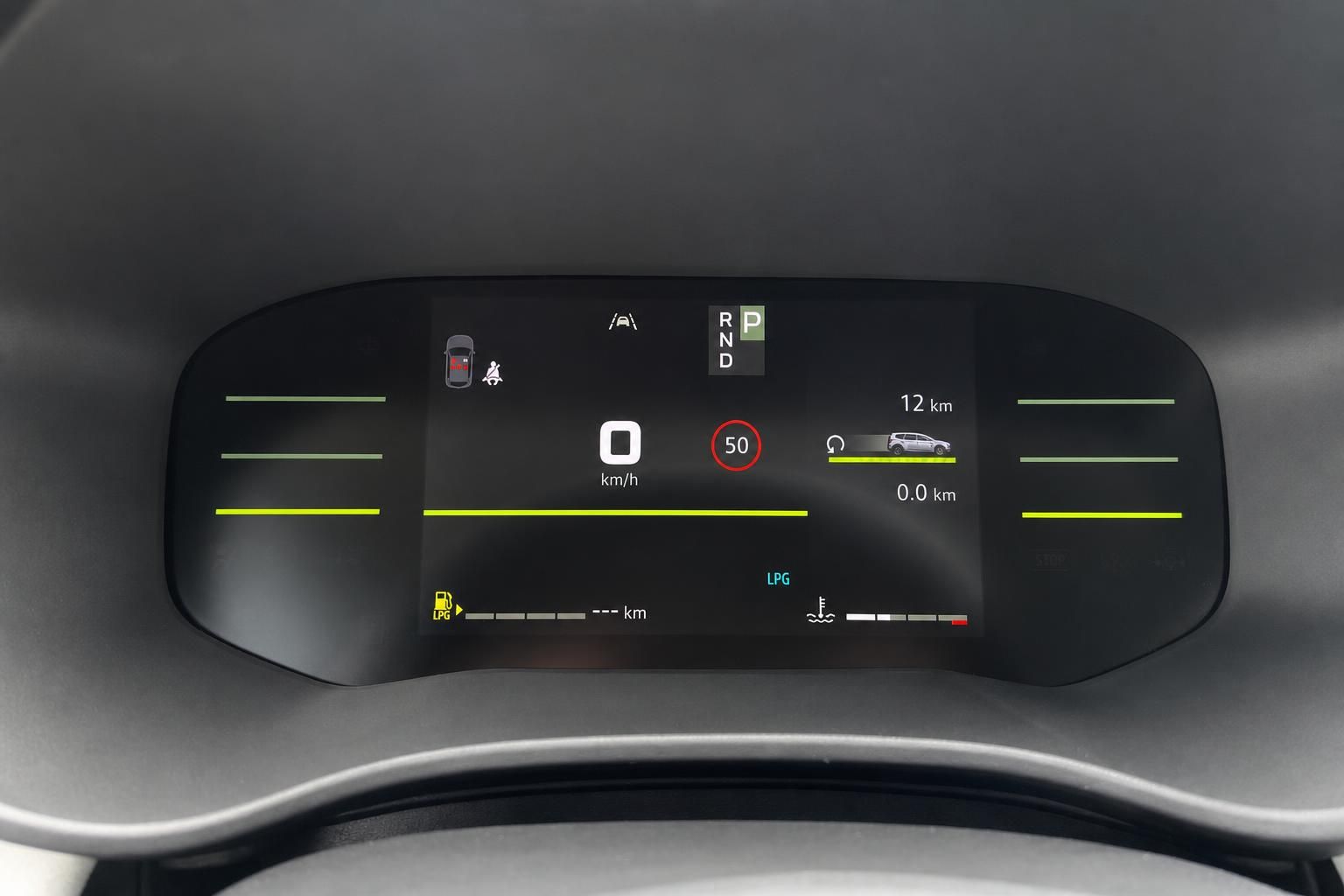 Digitales Kombiinstrument mit Tacho und Bordcomputer-Display im Fahrzeugcockpit