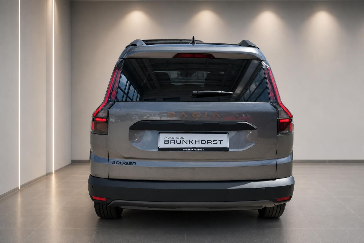Dacia Jogger Heckansicht grau im Autohaus - SUV mit geöffneter Heckklappe