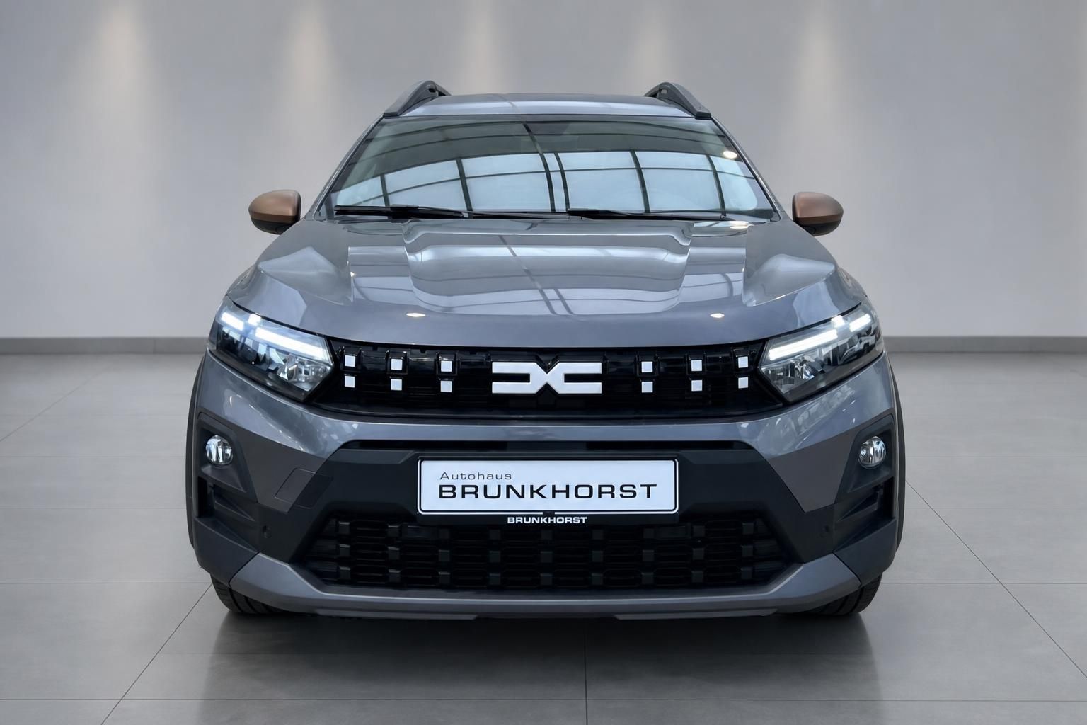 Dacia SUV Frontansicht grau mit LED-Scheinwerfern im Autohaus