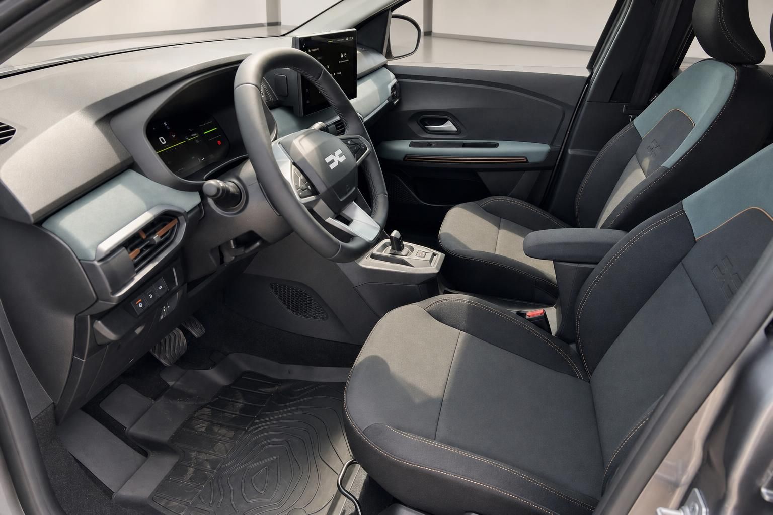 Dacia Innenraum vorn mit Lenkrad, Touchscreen und mehrfarbigen Sitzen