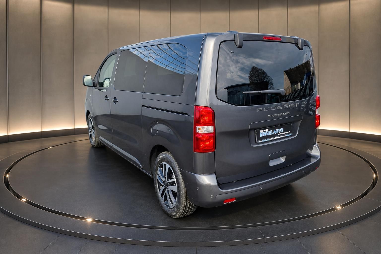 Peugeot Traveller Schrägansicht hinten zeigt sportliche Felgen und moderne Linienführung des Großraumvans