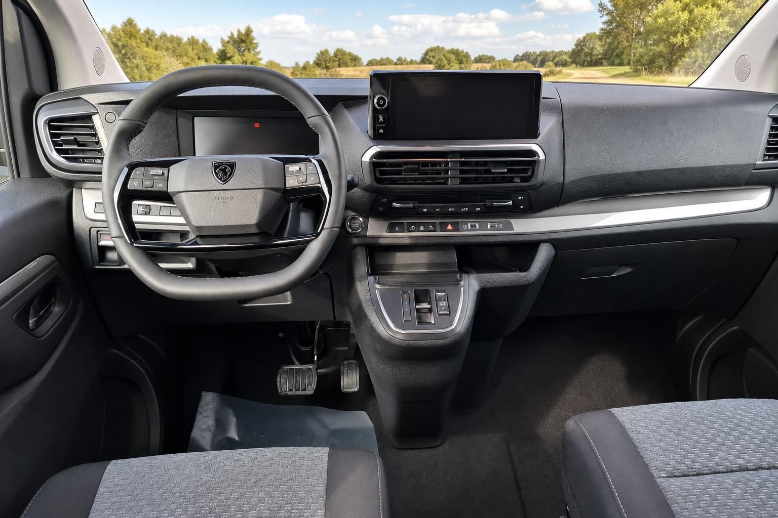 Cockpit und Armaturenbrett eines modernen Transporters mit Touchscreen und grauer Ausstattung