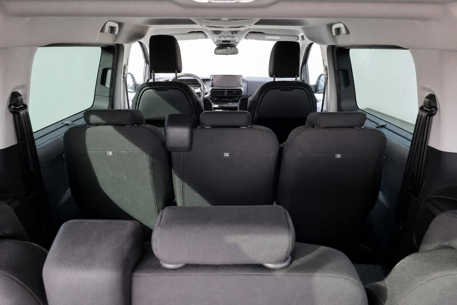 Innenraum eines Transporters mit grauer Sitzausstattung und modernem Cockpit - Blick nach vorn