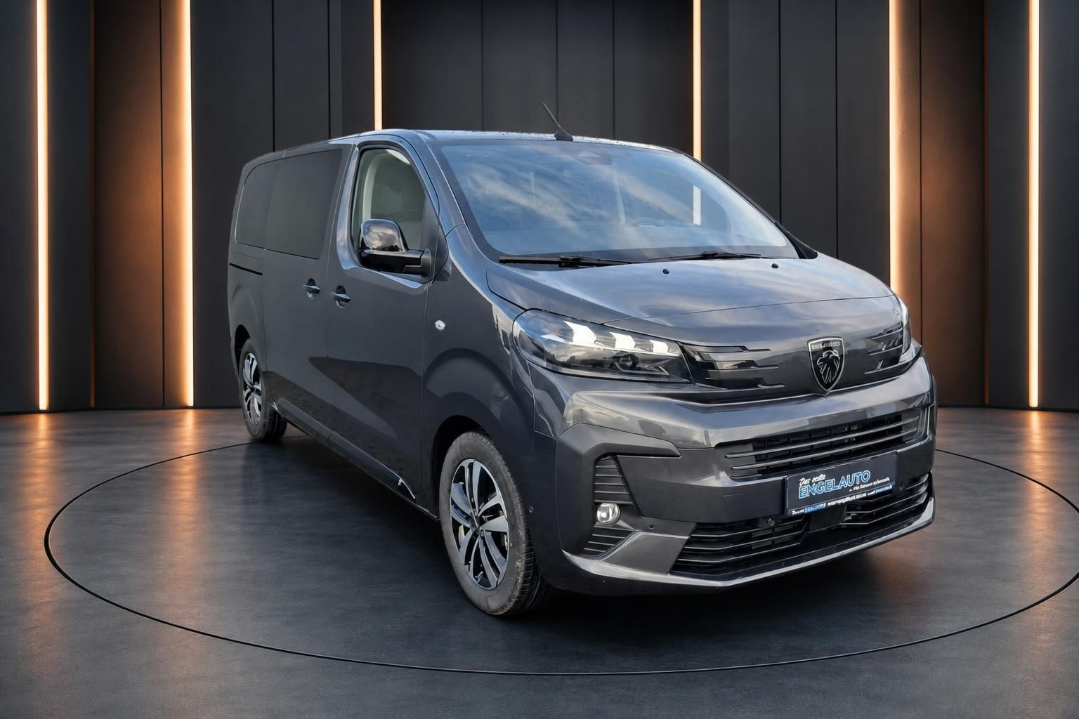 Grauer Peugeot Transporter in modernem Showroom - Seitenansicht mit LED-Scheinwerfern und Alufelgen