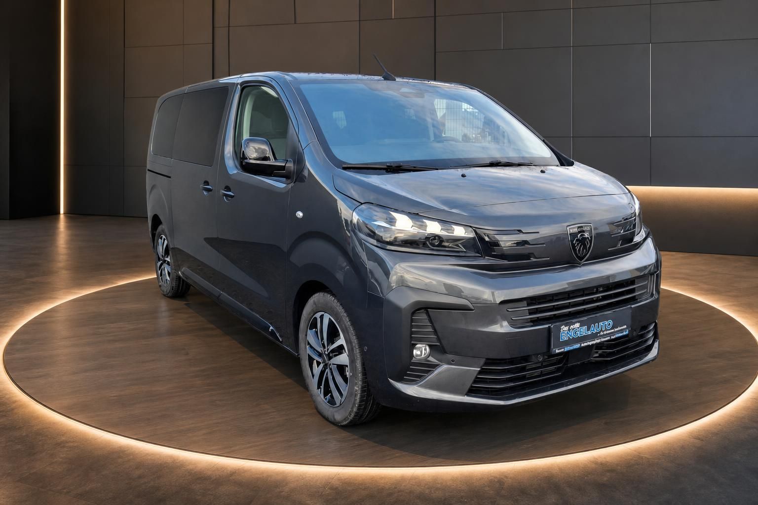 Grauer Peugeot Kastenwagen schräg von vorne - moderne LED-Beleuchtung und elegantes Design