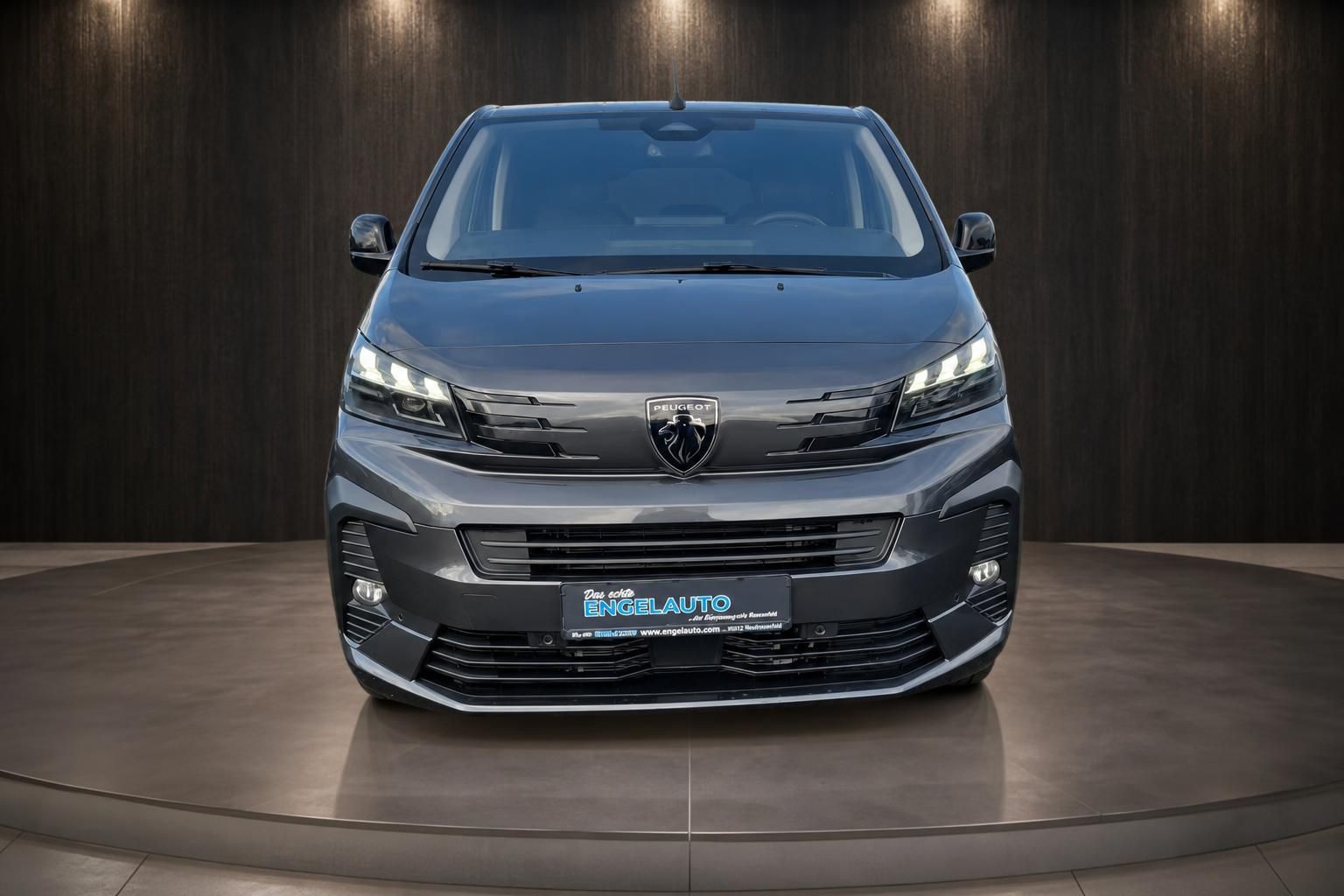 Peugeot Van Frontansicht in grauer Metallic-Lackierung mit LED-Tagfahrlicht und Kühlergrill
