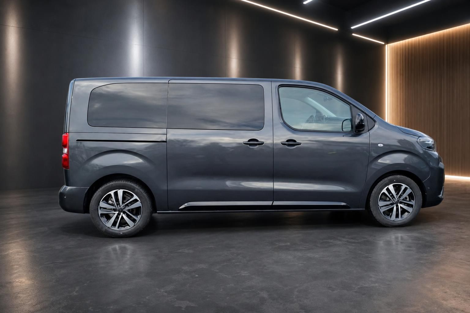 Peugeot Van Seitenansicht links - graue Metallic-Lackierung mit modernen Alufelgen im Showroom