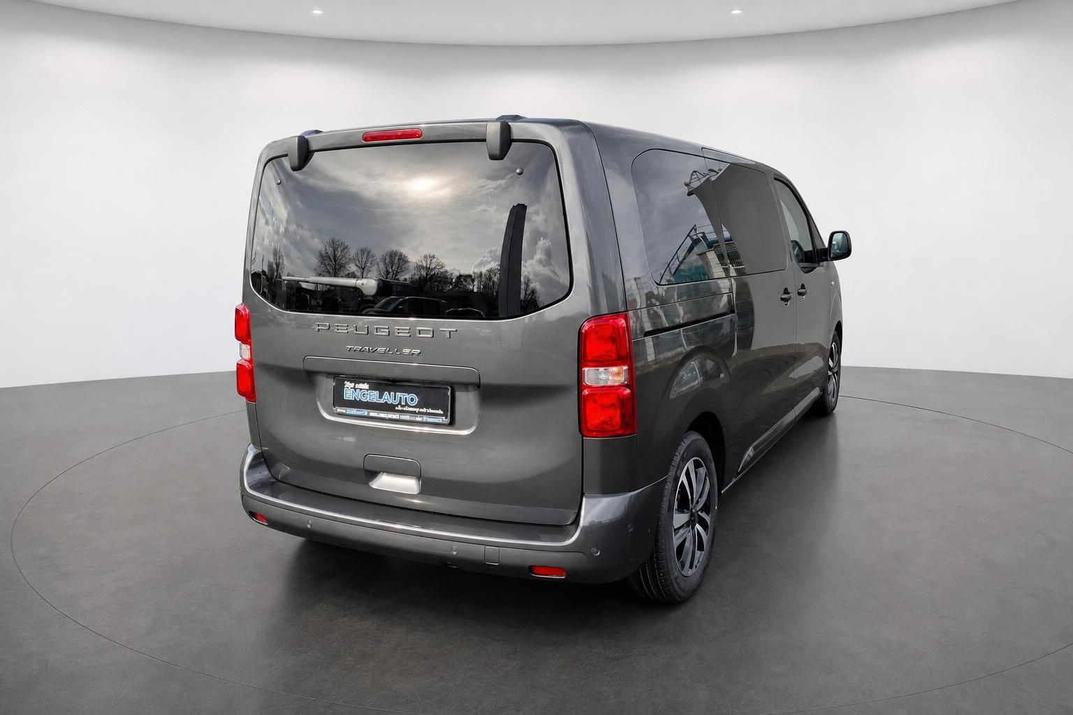 Peugeot Traveller Heckansicht in graumetallic zeigt Rücklichter und Heckklappe im modernen Showroom