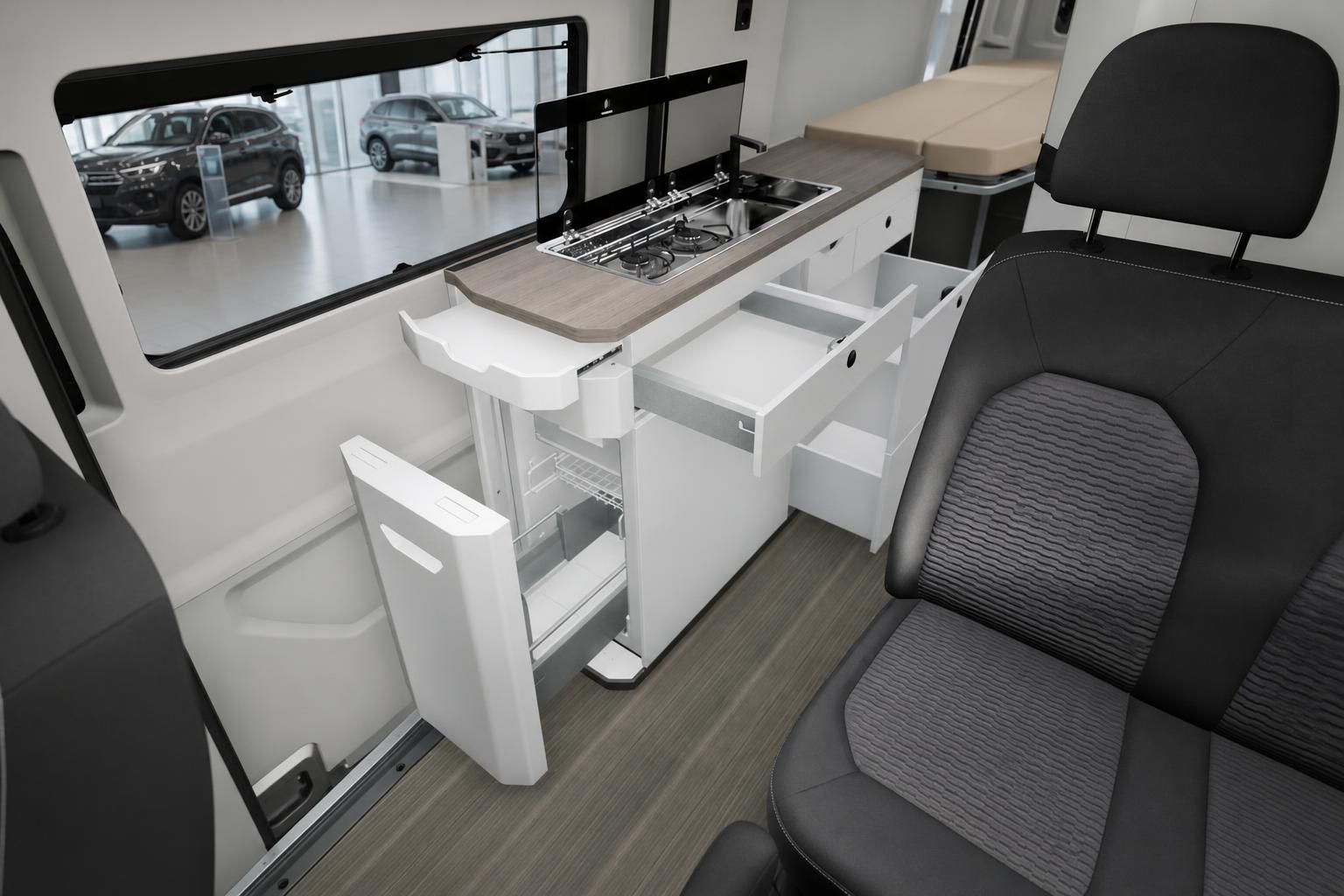 VW Grand California Küchenzeile mit Kühlschrank und Spüle im Innenraum