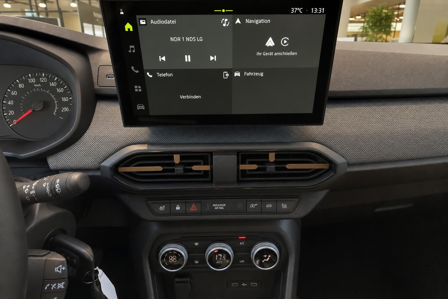 Dacia Cockpit mit Touchscreen, Tacho und Klimabedienung im Detail