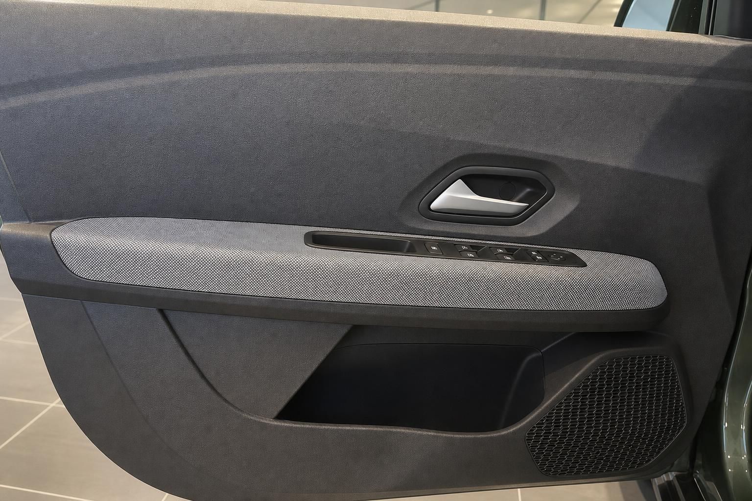 Dacia Türverkleidung mit Griff und Fensterheberschalter im Detail