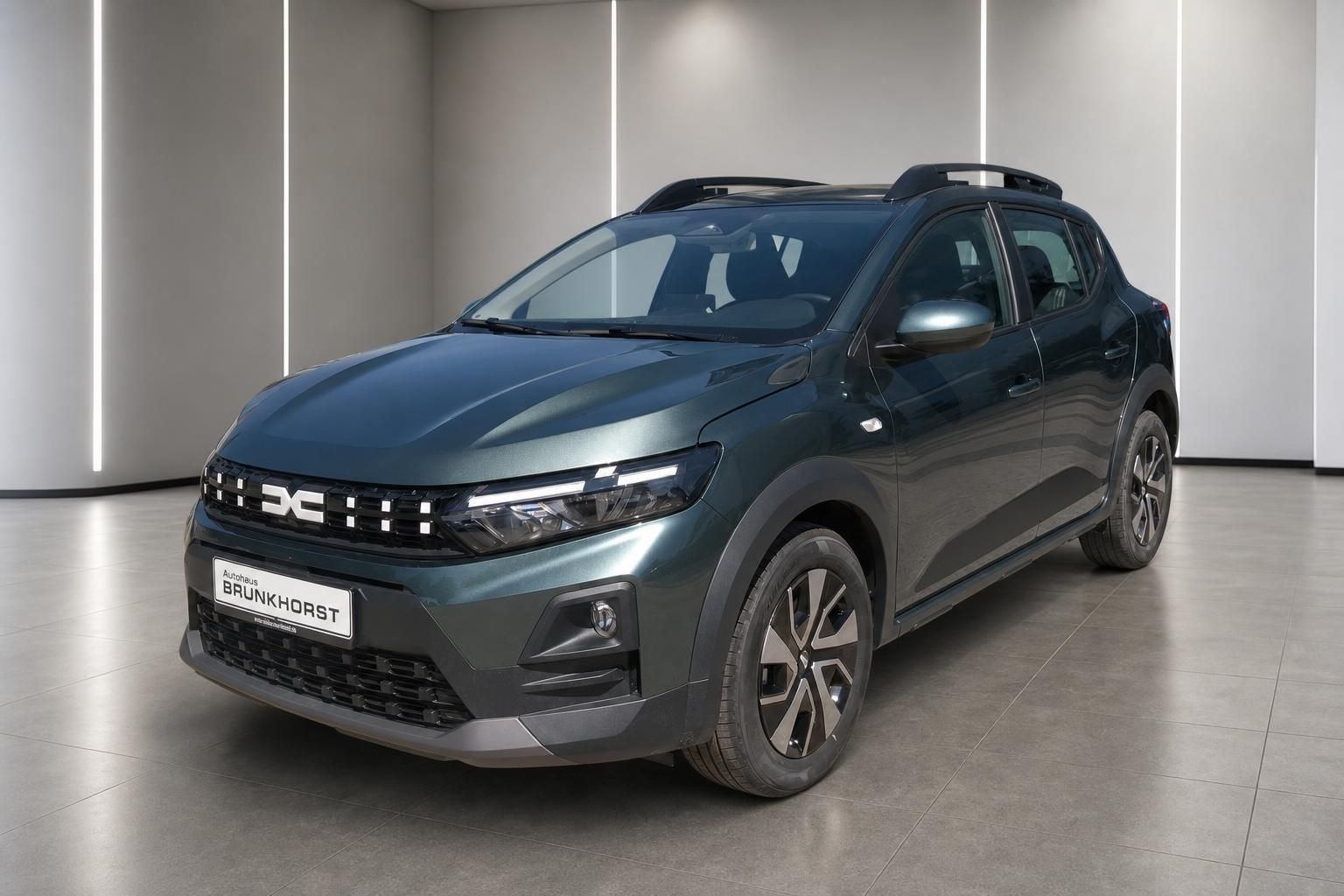 Dacia Sandero Seitenansicht schräg vorne in Dunkelgrün im Autohaus