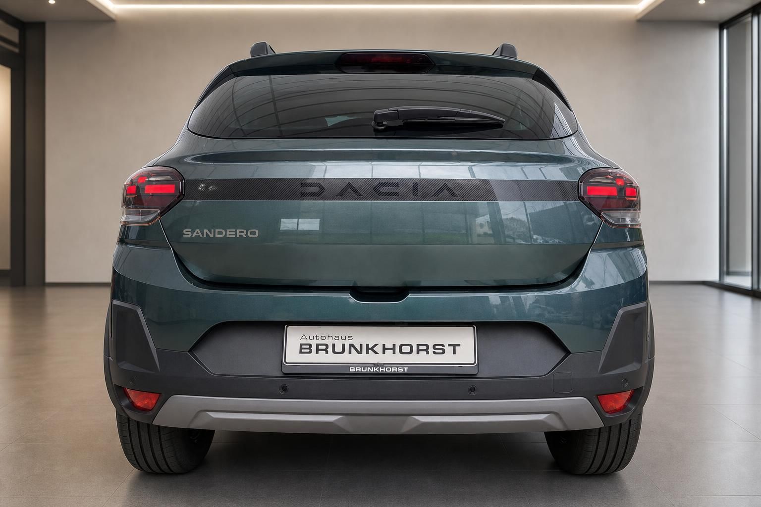 Dacia Sandero Heckansicht in Grün mit LED-Rückleuchten im Showroom