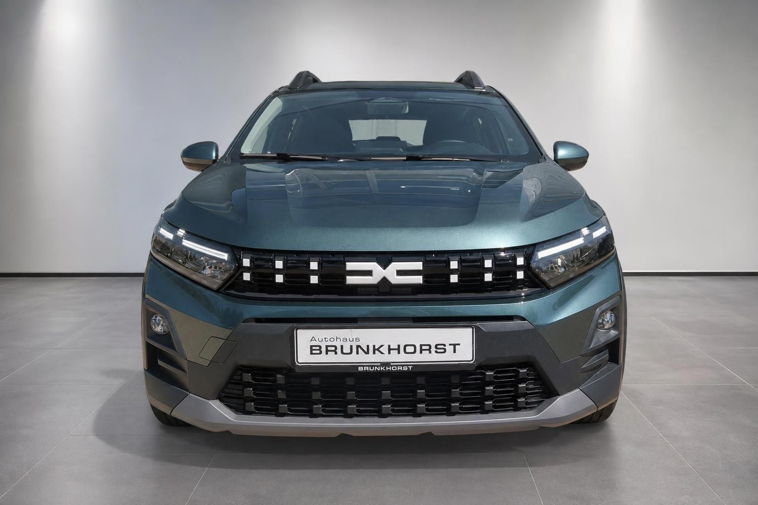 Dacia Sandero Frontansicht in Grün metallic beim Autohaus Brunkhorst