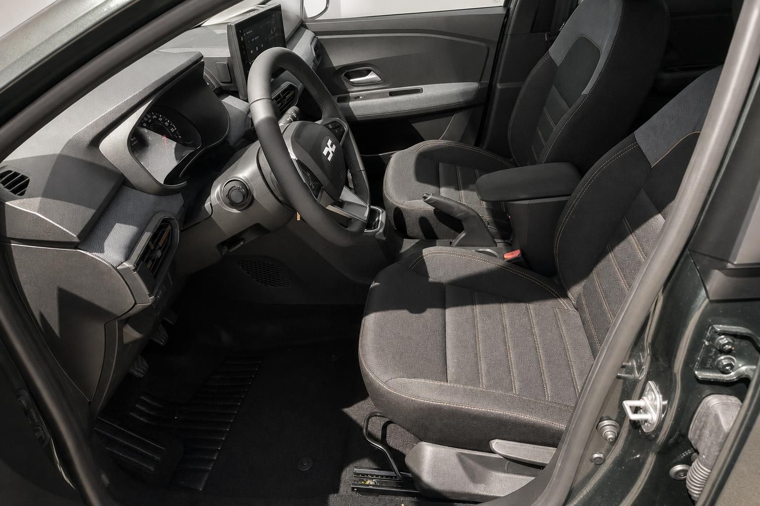 Dacia Sandero Innenraum mit Vordersitzen und Armaturenbrett Detail