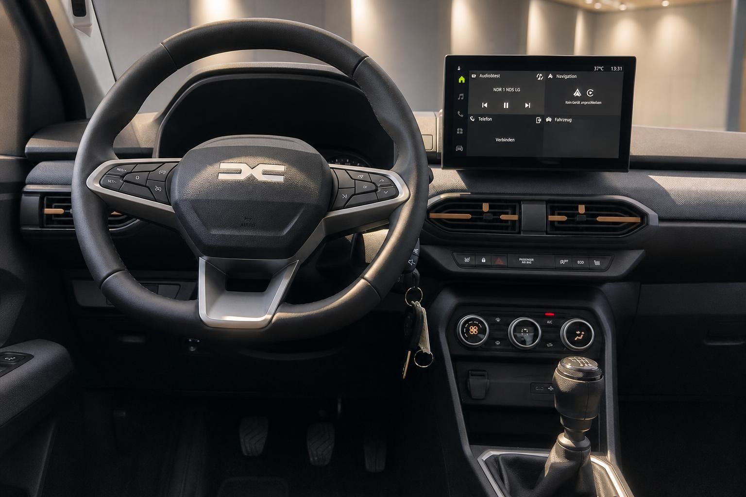 Dacia Sandero Cockpit mit Lenkrad und Touchscreen Infotainment
