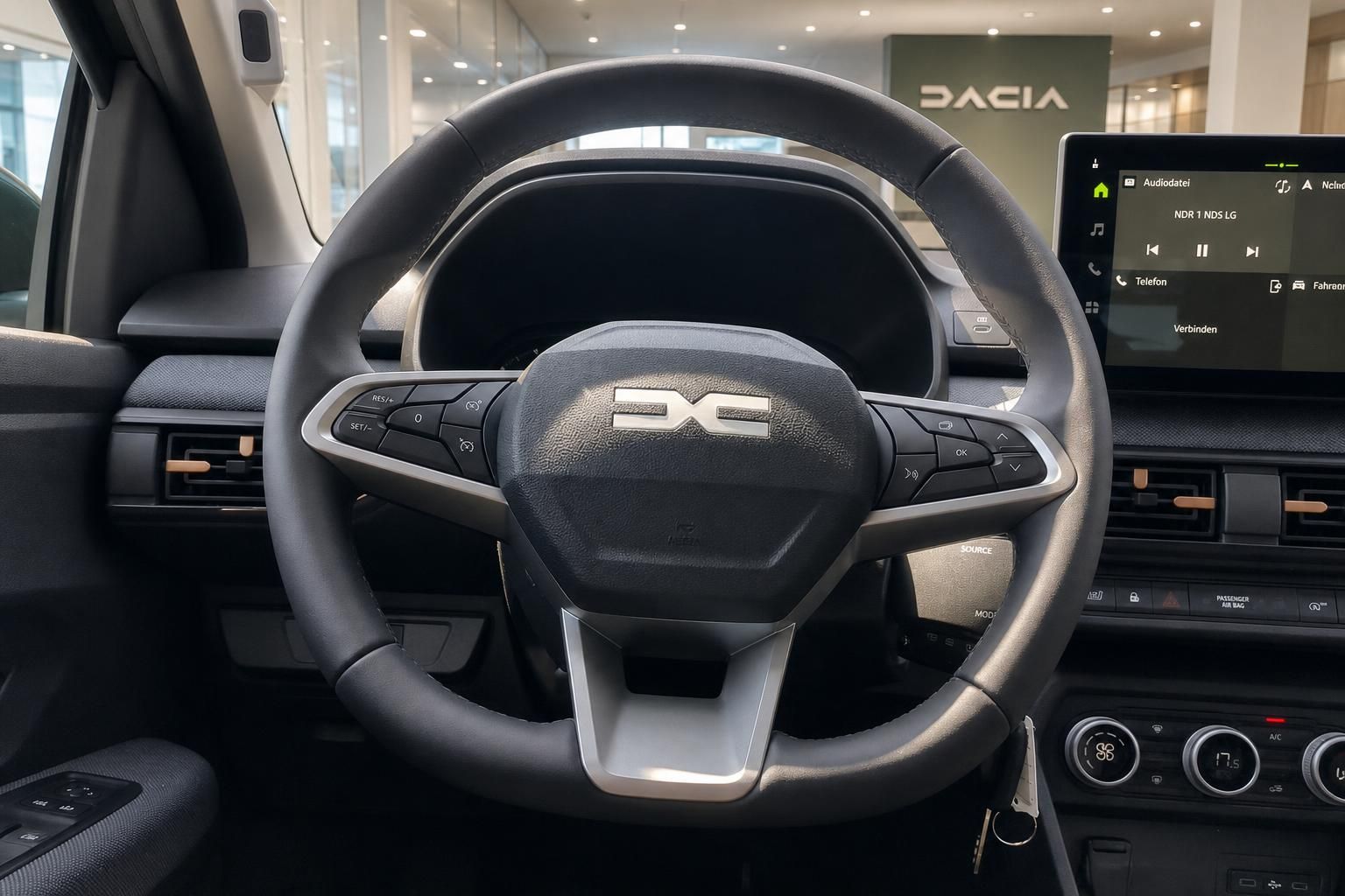 Dacia Lenkrad mit Multifunktionstasten und Touchscreen im Cockpit