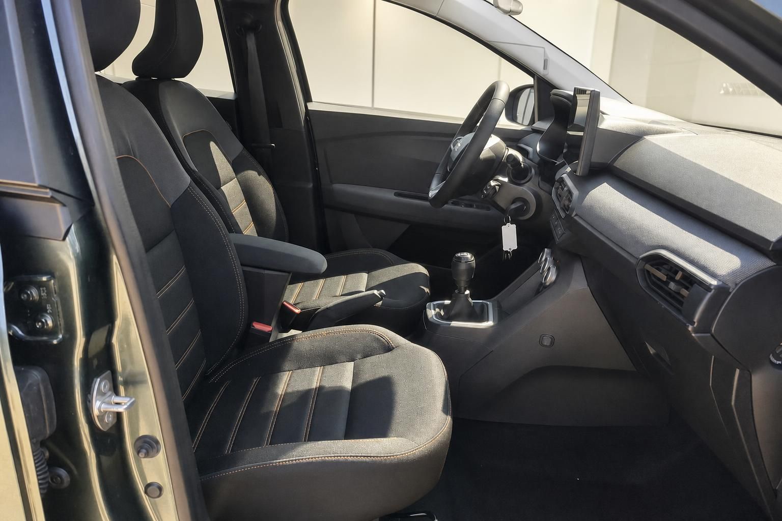 Dacia Innenraum mit Vordersitzen, Schaltung und Armaturenbrett