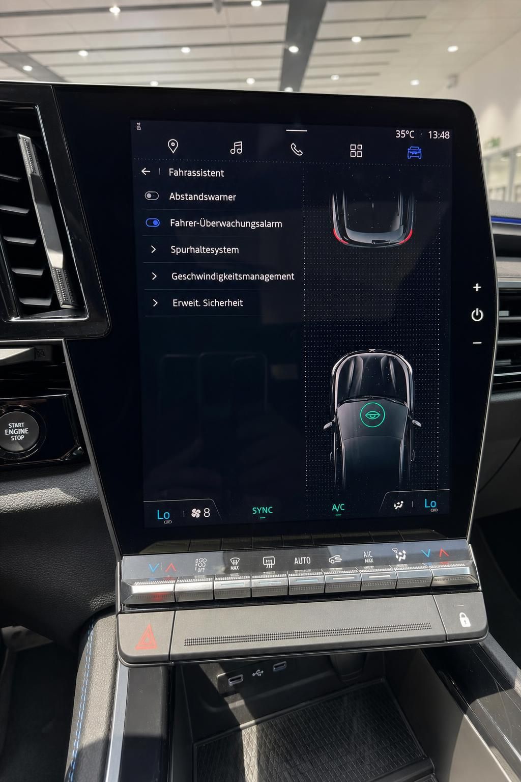 Infotainment-Display mit Fahrassistent-Einstellungen im Auto