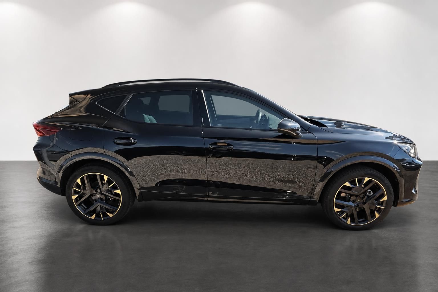Schwarzer SUV Coupe Seitenansicht mit goldenen Felgen im Studio