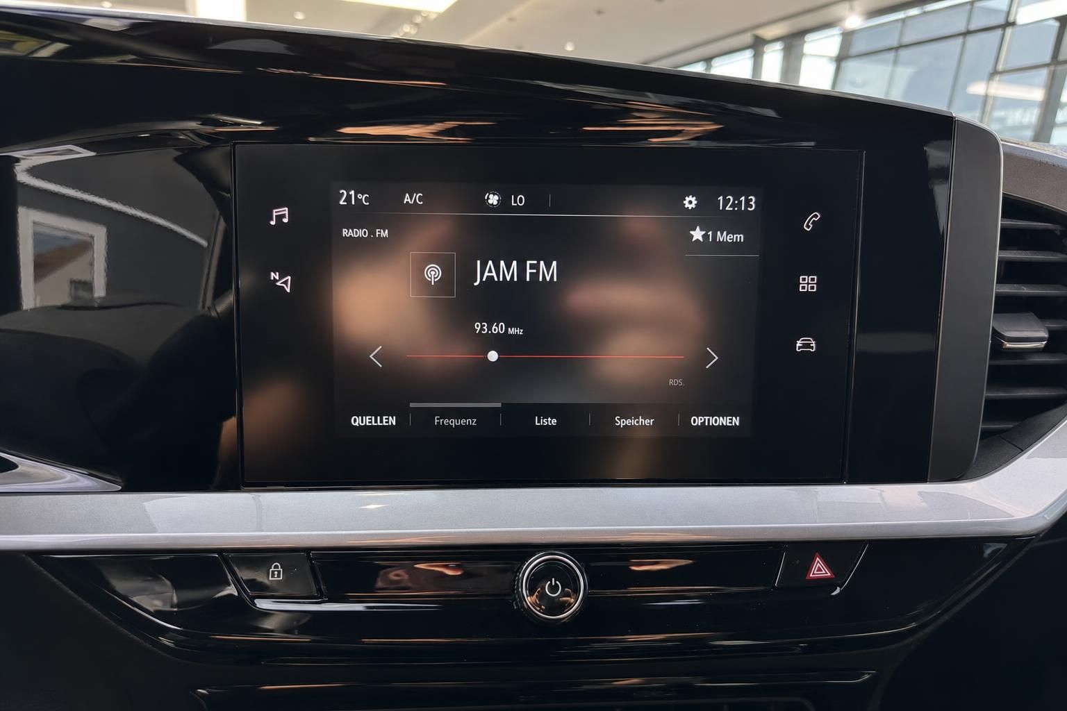 Touchscreen-Infotainmentsystem mit Radio-Interface und Klimaanlagen-Steuerung