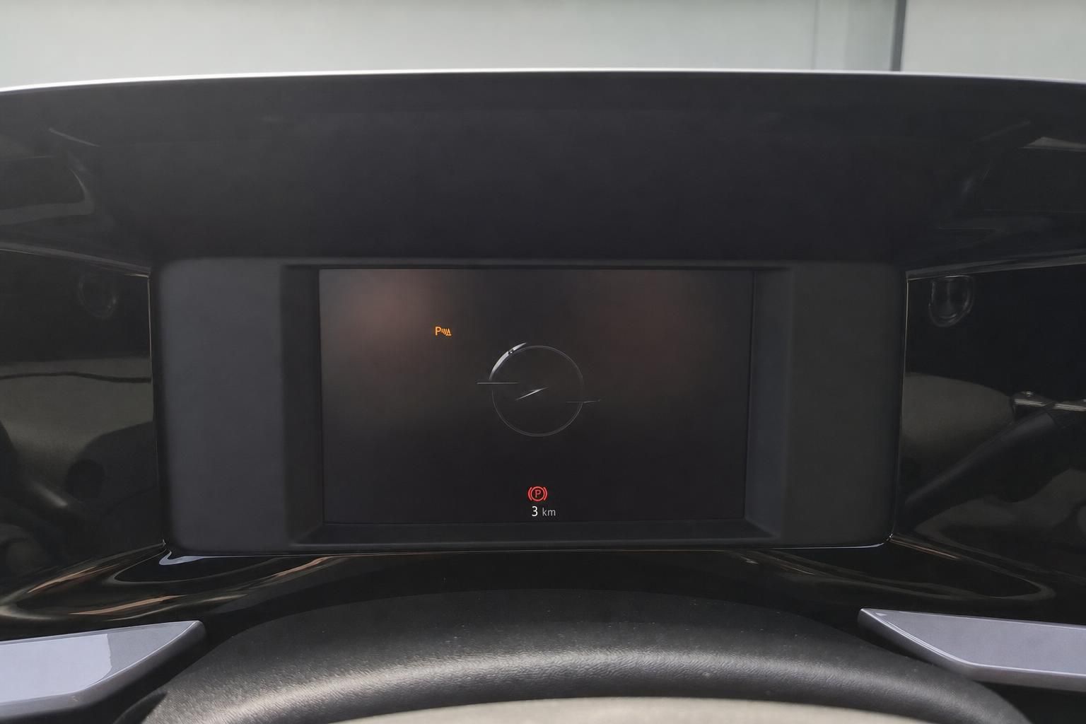 Digitales Cockpit Display mit Opel Logo - Fahrzeug Instrumententafel und Lenkrad im Innenraum