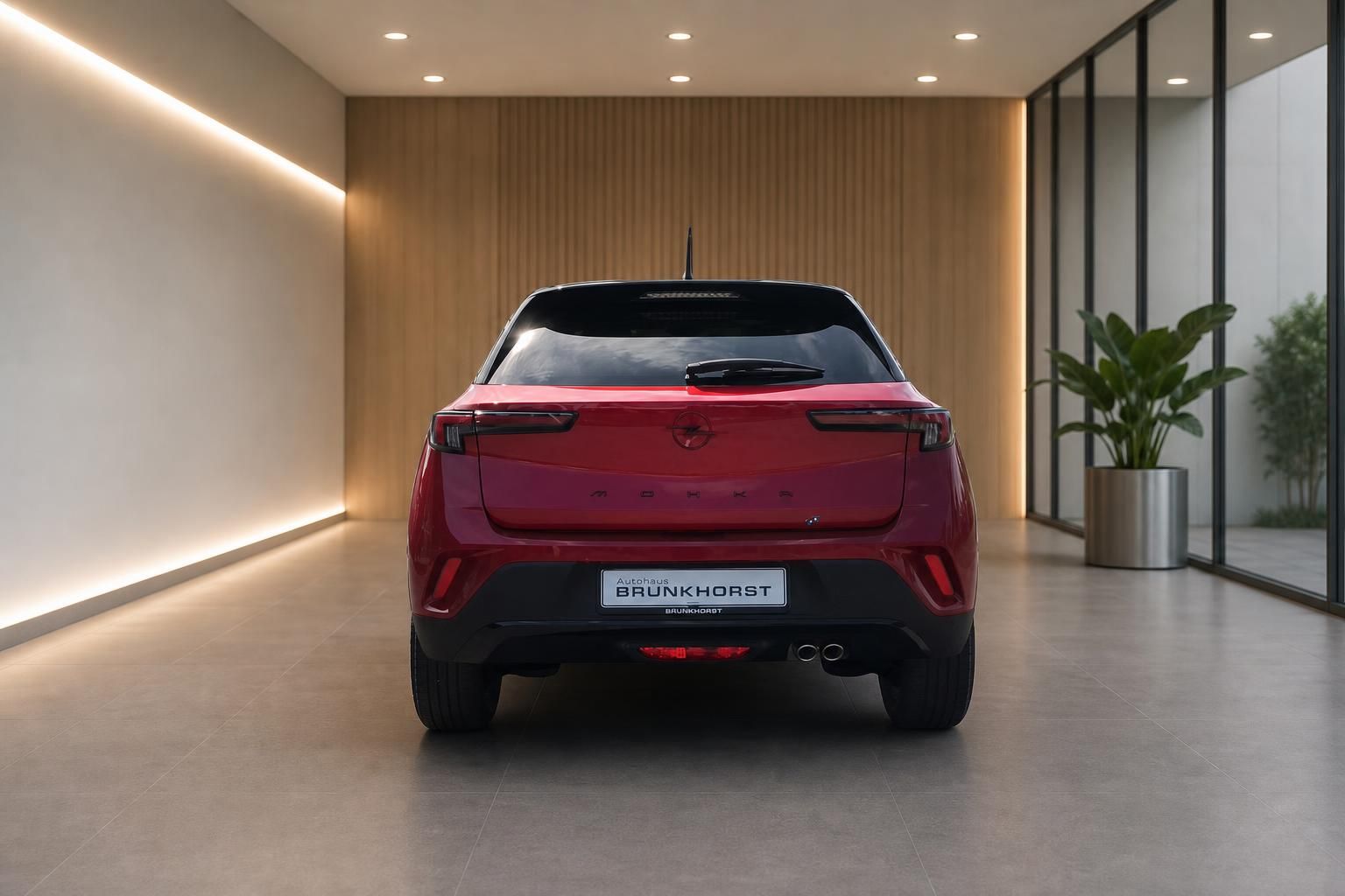 Roter Opel Mokka Heckansicht mit LED-Rückleuchten und schwarzem Dach im modernen Autohaus