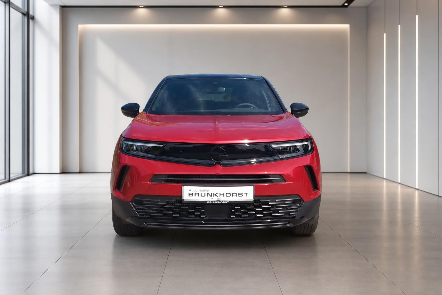 Roter Opel Mokka Frontansicht im Autohaus Showroom mit schwarzem Dach und LED-Scheinwerfern