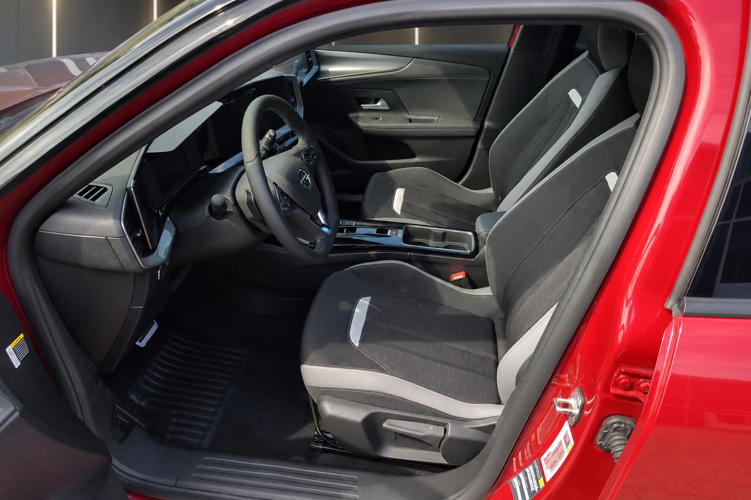 Opel Mokka Fahrersitz und Innenausstattung mit grau-weißer Polsterung und offenem Fahrerbereich