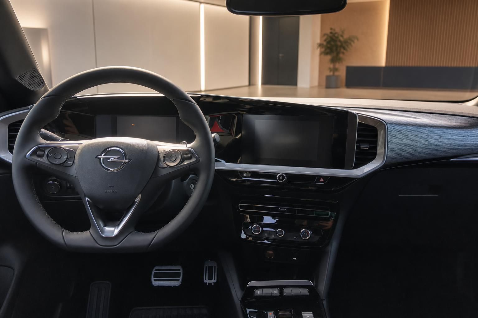 Opel Mokka Innenraum mit schwarzem Cockpit, Touchscreen-Display und Multifunktionslenkrad