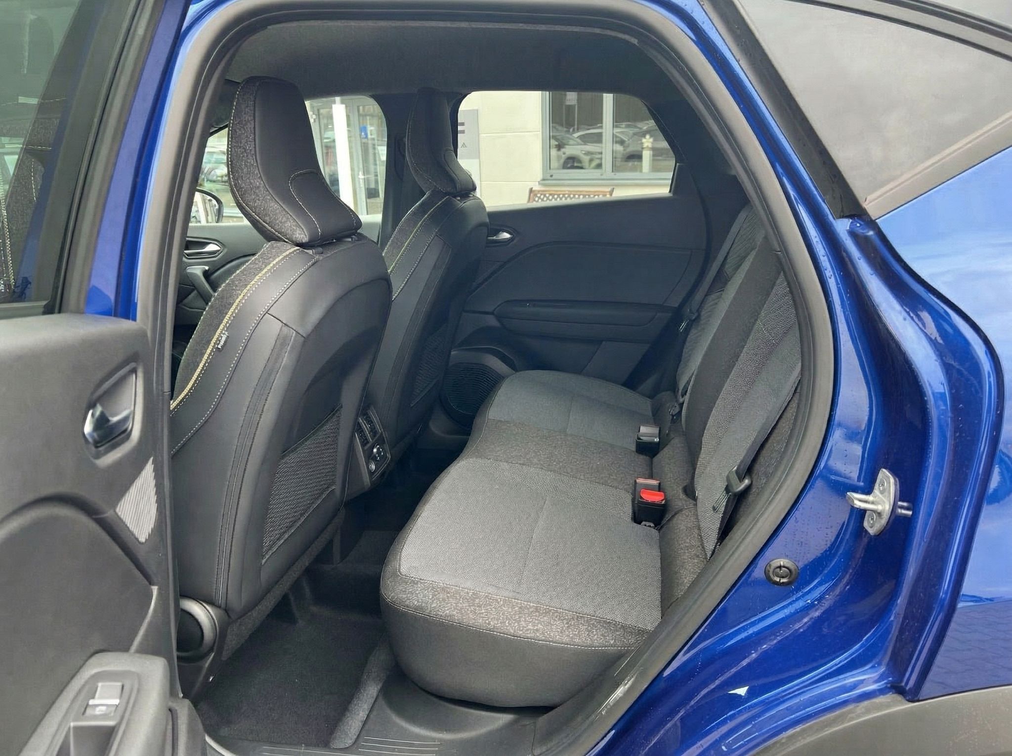 Renault Rücksitze mit grauen Stoffbezügen und Sicherheitsgurten im Fond