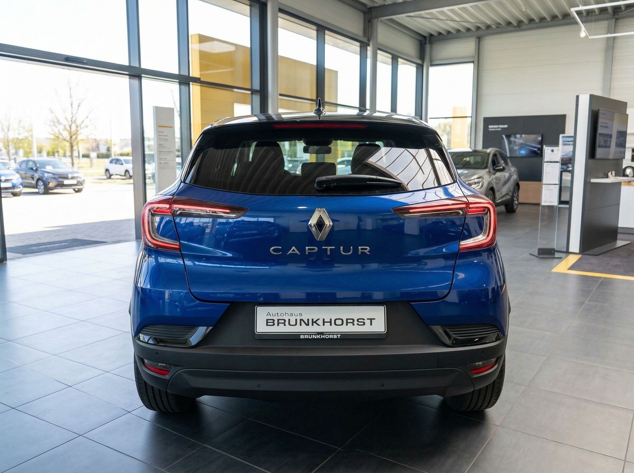 Renault Captur Heckansicht blau - SUV Rückseite im Autohaus mit LED-Rücklichtern