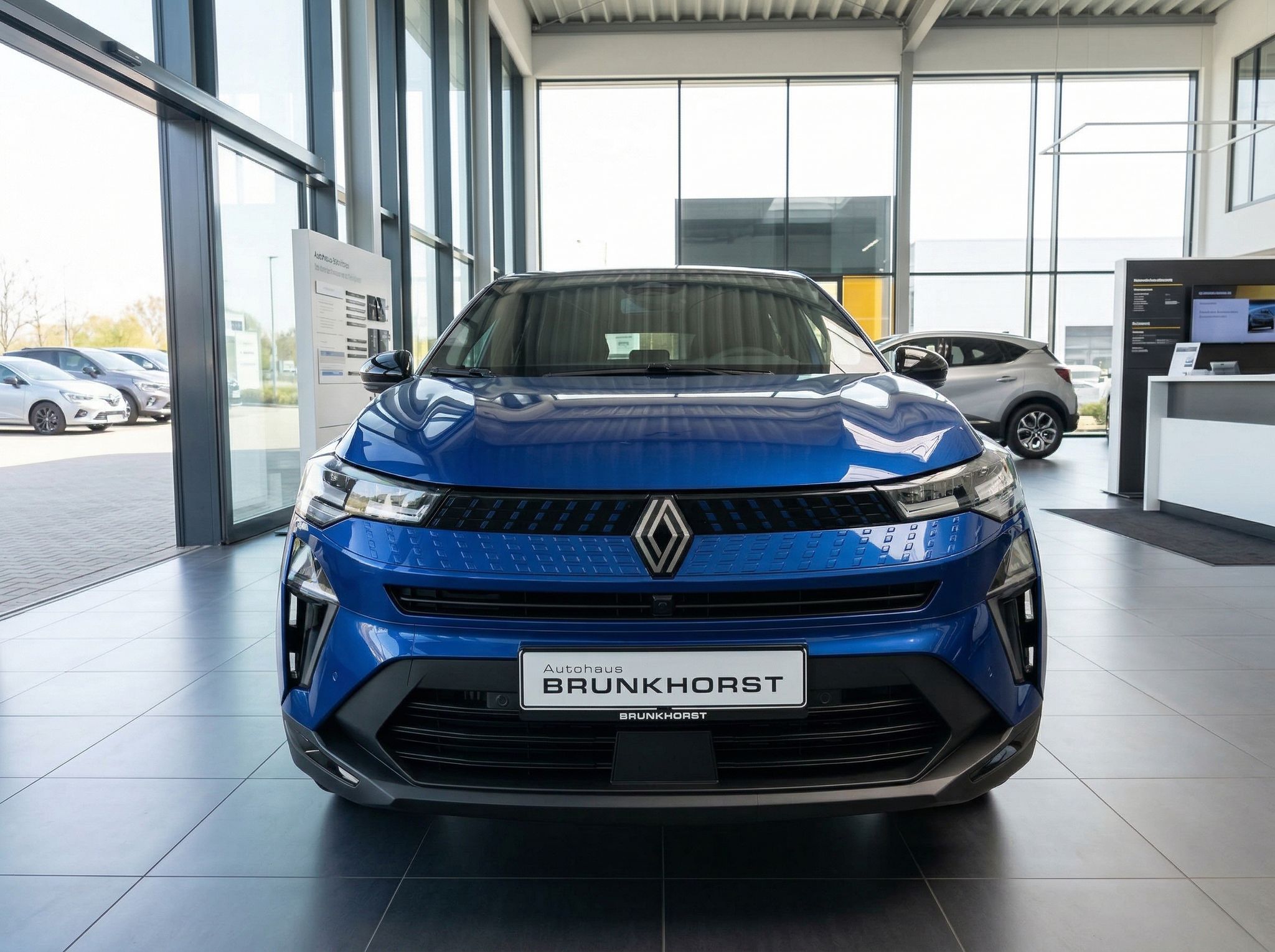 Renault Captur Frontansicht blau - SUV von vorn im Autohaus mit Renault-Logo