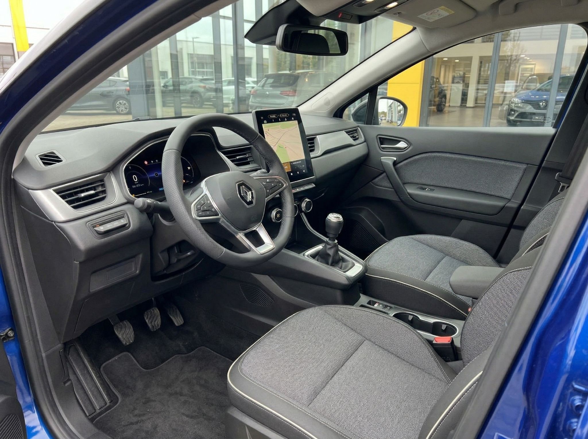 Renault Captur Innenraum grau - Cockpit mit Touchscreen und Schaltgetriebe