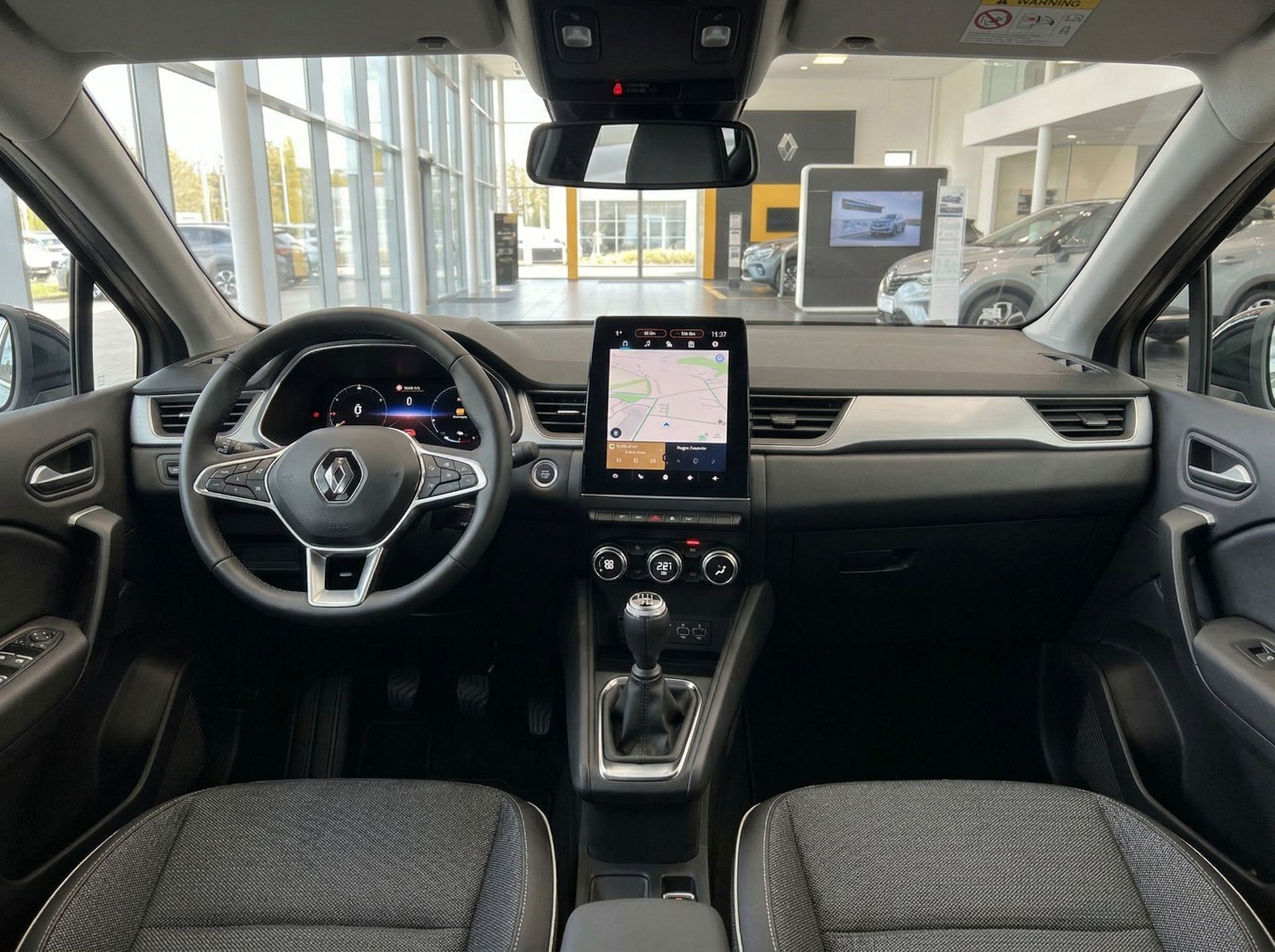 Renault Innenraum mit Lenkrad, Touchscreen-Display und Schaltknauf im Autohaus